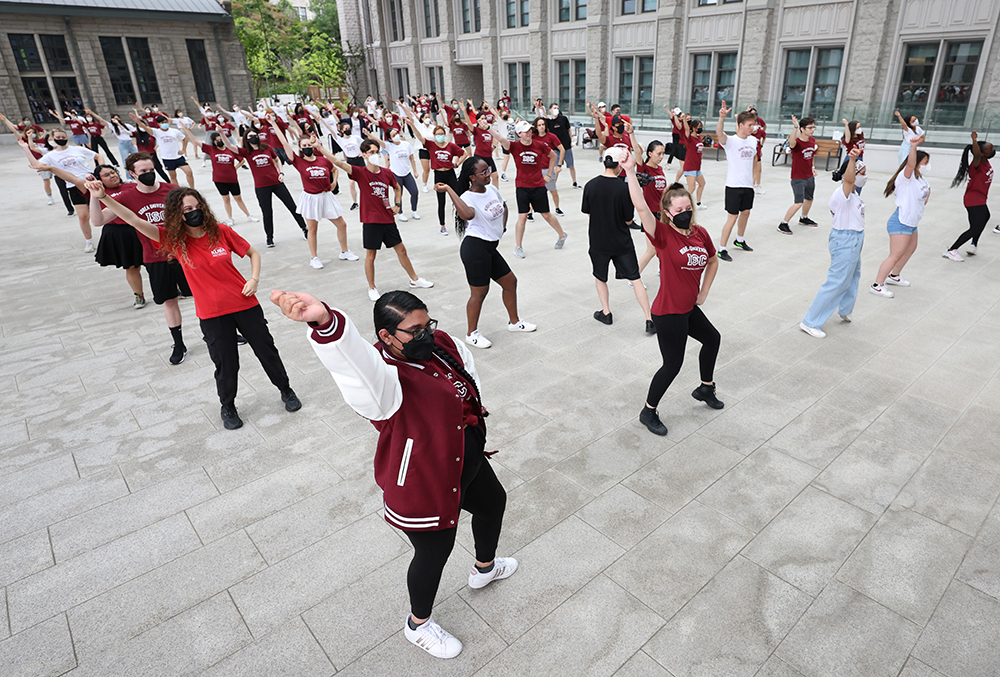 A combined 150 international students on the afternoon of July 8 dance to rapper Psy's songs at Korea University's International Summer Campus in the Anam-dong neighborhood of Seoul's Seongbuk-gu District. Hailing from a variety of cultural backgrounds, the students gathered to dance to K-pop as a part of a Korean cultural experience