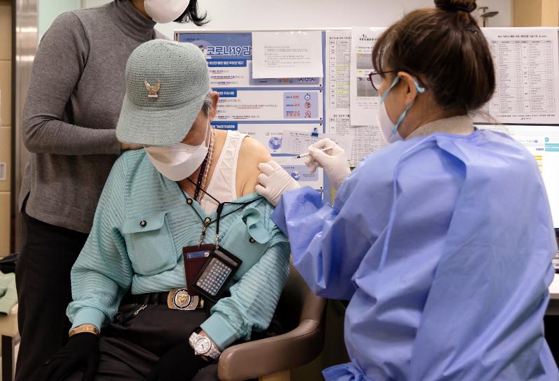 An elderly man on the afternoon of April 14 is vaccinated at a medical institution in Seoul on the first day of the fourth round of vaccinations against COVID-19 for senior citizens aged 60 or older.
