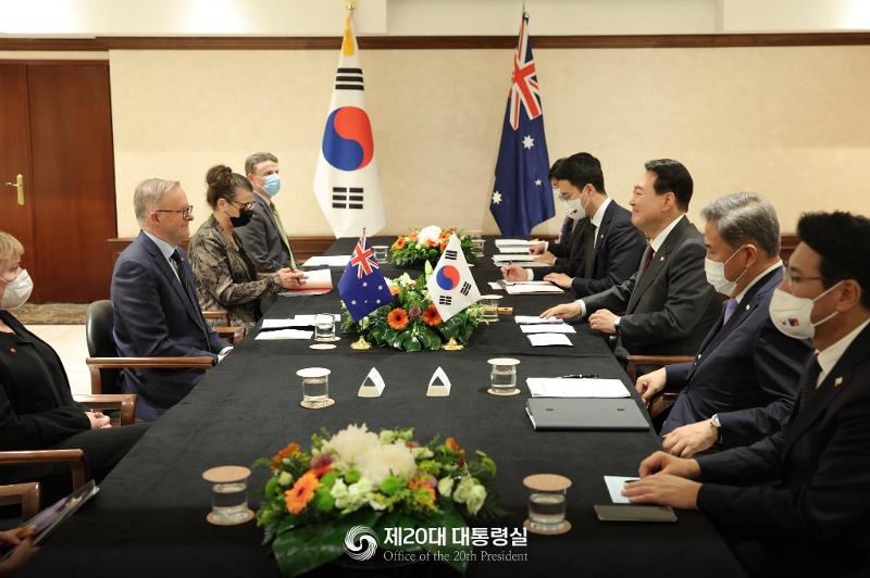 President Yoon Suk Yeol (third from right) on June 28 holds a summit with Australian Prime Minister Anthony Albanese (second from left) at a hotel in Madrid, Spain. 