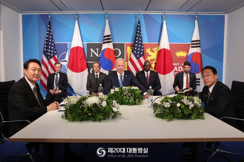 President Yoon Suk Yeol (far left) on June 29 held a trilateral summit with U.S. President Joe Biden (middle) and Japanese Prime Minister Fumio Kishida (far right) at IFEMA Convention Center in Madrid, where the NATO summit was held.