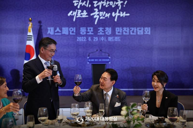 President Yoon Suk Yeol and first lady Kim Keon Hee on June 29 give a toast at a hotel in Madrid to a gathering of ethnic Koreans in Spain. 