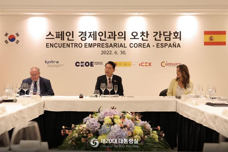 President Yoon Suk Yeol (center) on June 30 speaks at the Korea-Spain Business Meeting (Encuentro Empresarial Corea-Espana) attended by Spanish entrepreneurs at a hotel in Madrid.