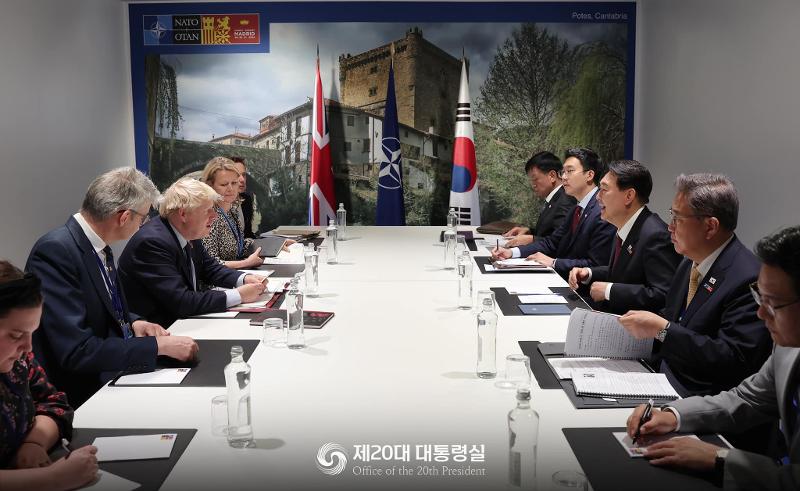 President Yoon Suk Yeol (third from right) on June 30 holds a bilateral summit with British Prime Minister Boris Johnson (third from left) at IFMEA Convention Center in Madrid.