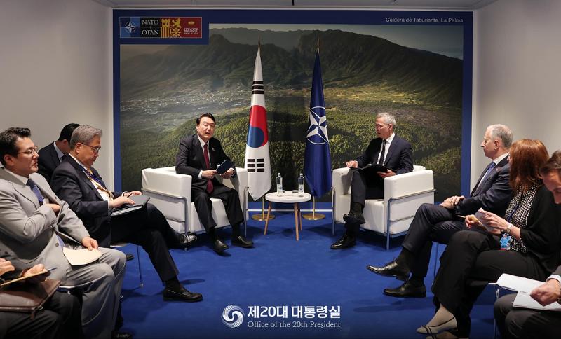 President Yoon Suk Yeol (third from left) on June 30 holds talks with NATO Secretary General Jens Stoltenberg (fourth from right). 