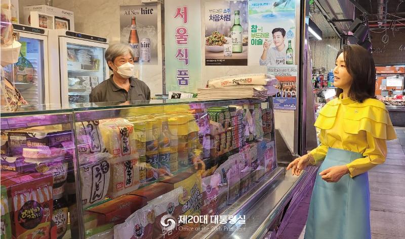First lady Kim Keon Hee on June 30 visits a Korean food store at the famous market Mercado de Maravillas in Madrid. 