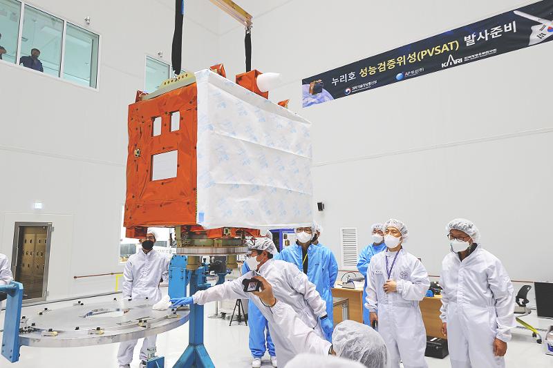 Separated from the performance verification satellite carried into space on the Korea Space Launch Vehicle-II (KSLV-Ⅱ), aka Nuri, cube (small) satellites developed by research teams of the Korea Advanced Institute of Science and Technology and Seoul National University have conducted two-way communication with their respective ground stations. Shown here on June 6 are researchers moving to load the verification satellite on Nuri at the Payload Processing Building of Naro Space Center. (Korea Aerospace Research Institute