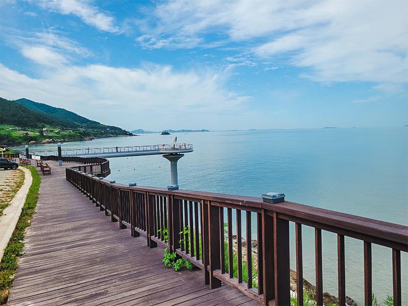 SeohaerangTrail, which connects Haenam-gun County, Jeollanam-do Province, to Ganghwa-gun County of Incheon, was opened on June 22. The photo shows the part of the trail in Yeonggwang-gun County, Jeollanam-do. (Yeonggwang-gun County Office) 