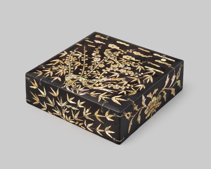 This is “Box with Inlaid Mother-of-Pearl Plum, Bird, and Bamboo Design,” assumed to have been made in the late Joseon Dynasty. This relic is part of an exhibition at the National Palace Museum of Korea running from July 7 to Sept. 25.