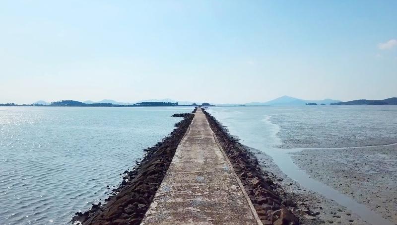 This is Hwado Nodugil, or a road made by piling large rocks, in Sinan-gun County. Mudskippers are seen here at low tide.