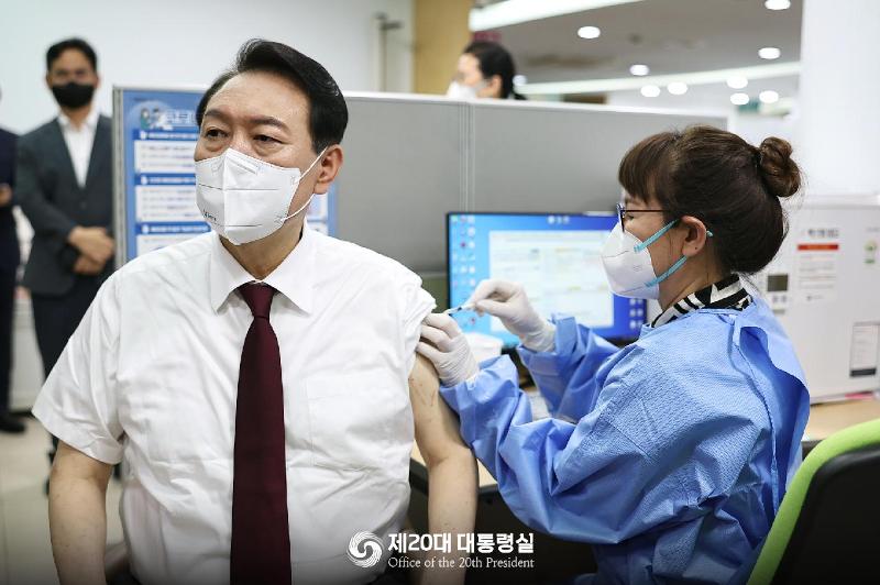 President Yoon Suk Yeol on July 13 gets his fourth COVID-19 vaccine shot (Pfizer) at a public health center in Seoul's Jung-gu District. (Office of the 20th President)