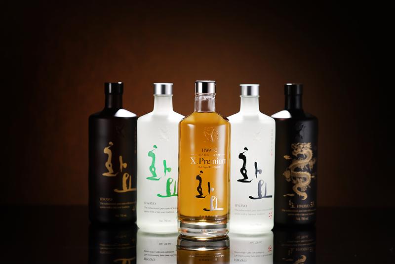 Hwayo has five liquor products -- four with varying alcohol content by volume and aged in onggi (earthenware storage containers) and one fermented in oak barrels. (Kim Sunjoo) 