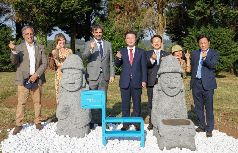 Officials from Jeju Island and the autonomous Spanish community of Galicia on July 12 take a commemorative photo at the unveiling ceremony for dol hareubang, or a large rock statue common in Jeju, and ganse, a pony-shaped blue sculpture that is the symbol of Jeju Olle Trail, at Monte do Gozo in the Arca section of the famous pilgrimage route Camino de Santiago. (Jeju Special Self-governing Province)