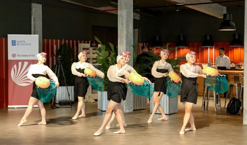 A dance performance featuring the haenyeo, or the famed female divers of Jeju Island, is held on July 12 at the Arca section of Spain's leading pilgrimage route Carmine de Santiago to mark the installation of the Jeju symbols dol hareubang and ganse. (Jeju Special Self-governing Province)