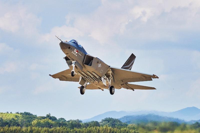 The domestically developed KF-21 Boramae fighter jet on July 19 at 3:40 p.m. takes off from the runway of the 3rd Air Force Training Squadron in Sacheon, Gyeongsangnam-do Province, on its first test flight. (Defense Acquisition Program Administration)