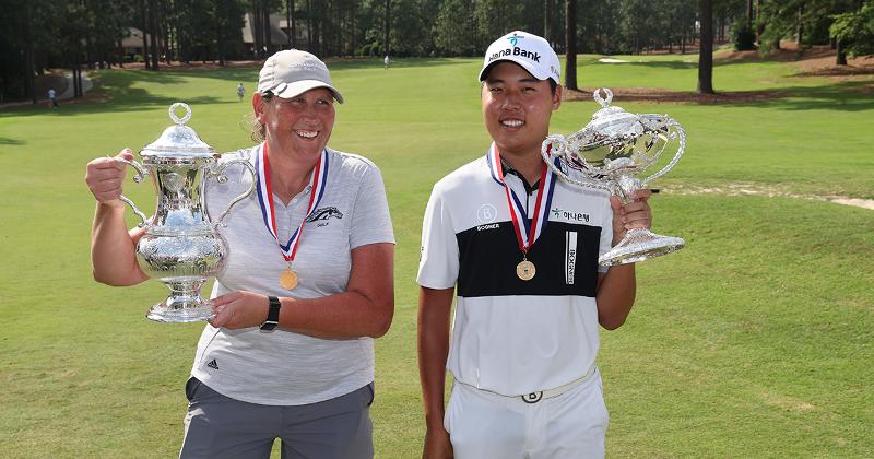 Lee Seung-min (right) on July 20 poses for photos with Kim Moore of the U.S. as the men's and women's champions of the inaugural U.S. Adaptive Open in Pinehurst, North Carolina. 