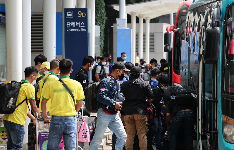 지난 20일 인천국제공항 제1여객터미널을 통해 입국한 외국인 근로자들이 버스에 타고 있다. 연합뉴스