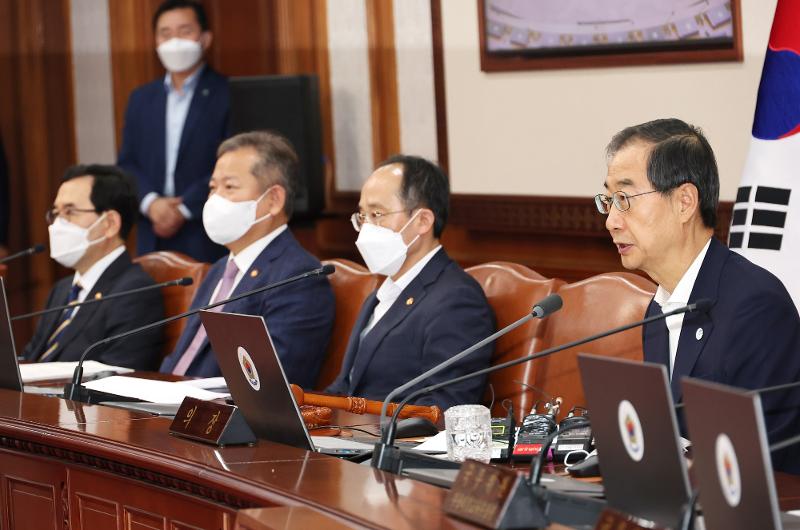 Prime Minister Han Duck-soo (right) on July 26 chairs the 33rd Cabinet meeting at Government Complex-Seoul in the city's Jongno-gu District. (Yonhap News)