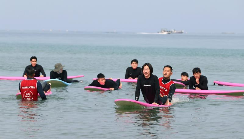 Visitors to Ingu Beach learn how to surf. (Lee Jun Young)