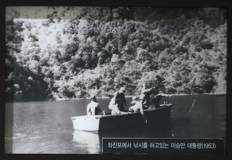 This photo shows President Rhee Syngman in 1953 fishing in Hwajinpo Lake in front of his vacation house. 