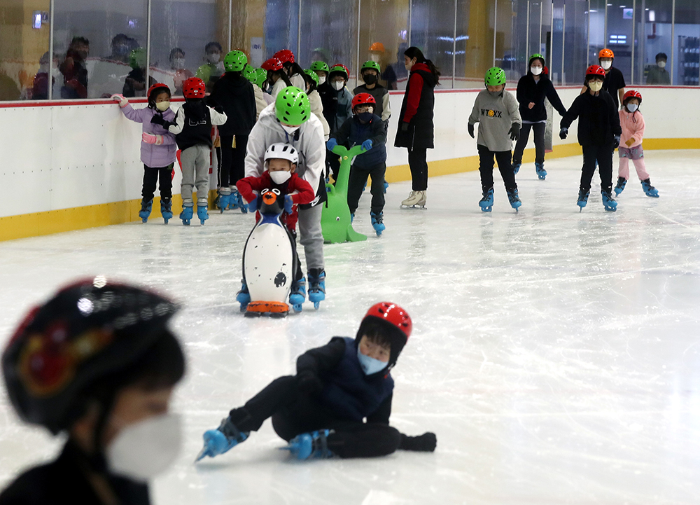 Amid a heatwave warning issued for Busan, children on the afternoon of Aug. 1 skate at an indoor ice rink in the city's Nam-gu District.