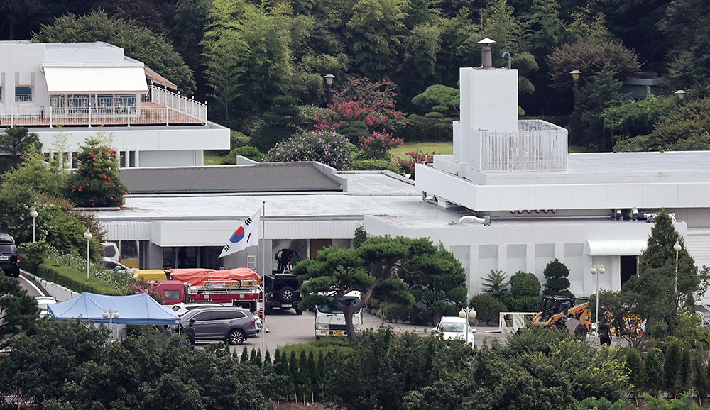 Last-minute construction work on Aug. 4 is done at the official presidential residence in Seoul's Yongsan-gu District ahead of plans for President Yoon Suk Yeol to move in there.
