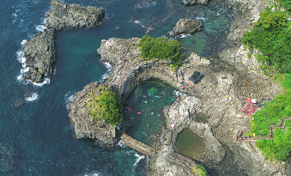 Vacationers on Aug. 18 go snorkeling at Hwanguij Coast in Seogwipo, Jeju Island. 