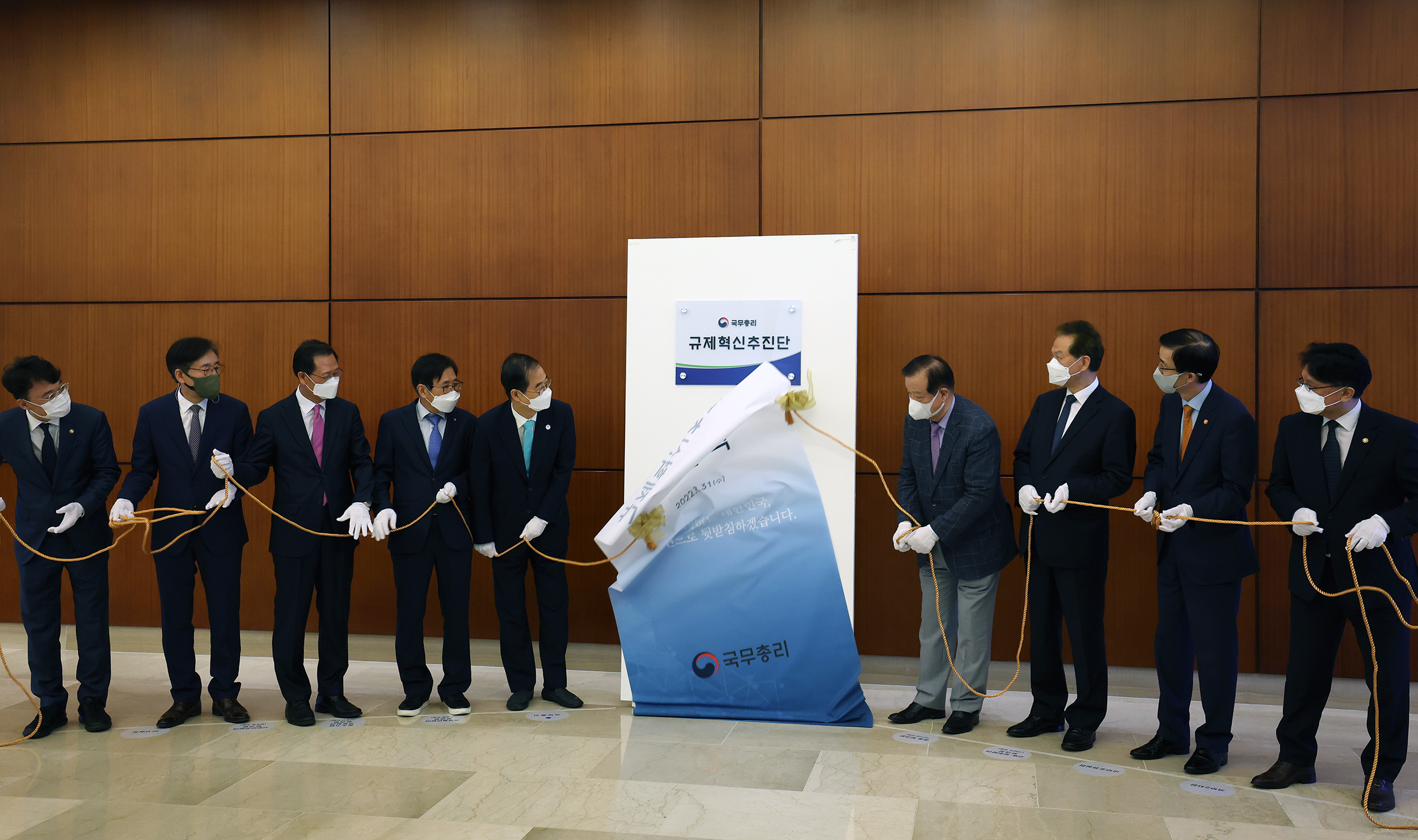 Prime Minister Han Duck-soo (fifth from left) on Aug. 31 unveils the signboard of a regulation innovation team at a ceremony held at Leema Building in Seoul's Jongno-gu District. 