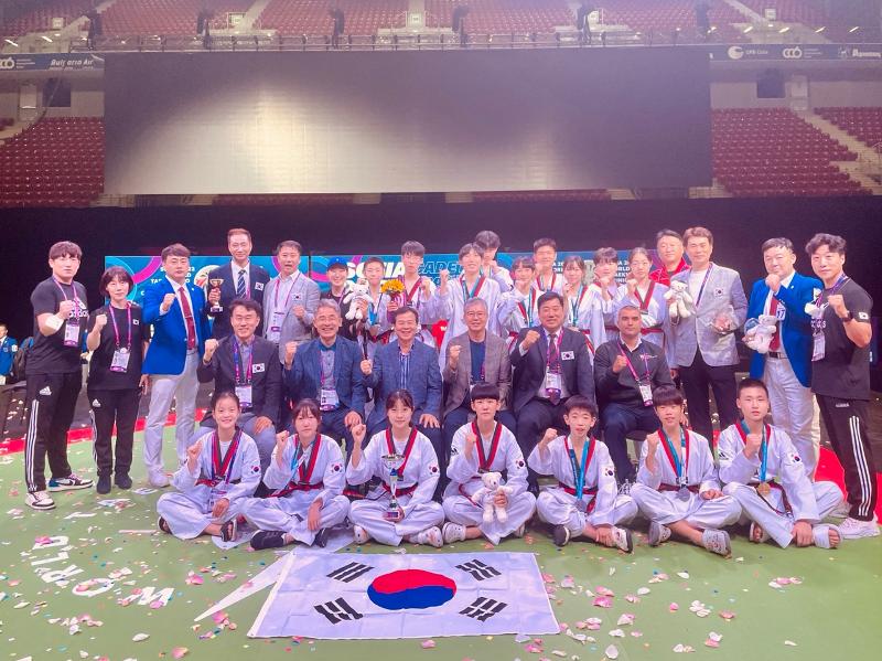 The national team on July 31 poses for photos at the 2022 World Taekwondo Cadet & Junior Championships in Sofia, Bulgaria, where Korea finished with its best performance in the tournament's history. (Korea Junior Taekwondo Federation)