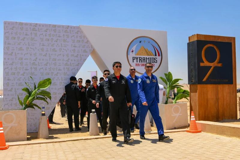 Members of the Black Eagles, the Republic of Korea Air Force's aerobatic flight team, and their Egyptian counterparts from the Silver Stars on Aug. 3 enter the site of the Pyramid Air Show 2022 in Cairo, Egypt. (Black Eagles' official Instagram account)
