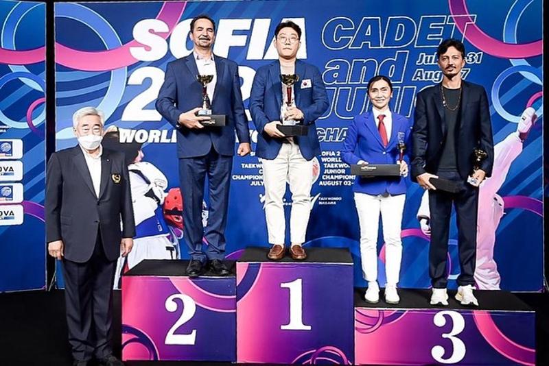 The national youth taekwondo team on Aug. 7 poses for a commemorative photo at the awards ceremony of this year's World Taekwondo Junior Championships at Arena Armeets in Sofia, Bulgaria. (World Taekwondo)