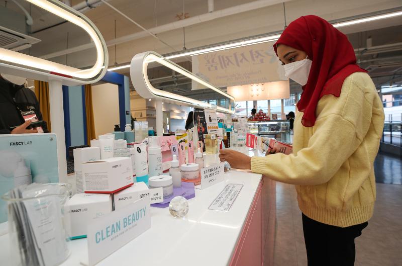 A foreign tourist on Jan. 13 looks at cosmetics in Seoul's Jung-gu District on the first day of this year's Korea Grand Sale. (Yonhap News) 