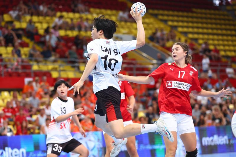 The final of the ninth World Women's Youth Handball Championship on Aug. 10 is played between Korea (in white uniforms) and Denmark in Skopje, North Macedonia