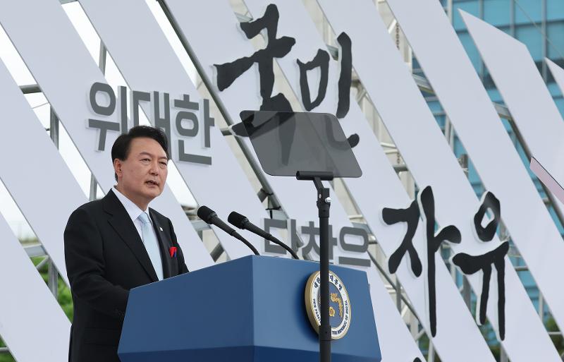 President Yoon Suk Yeol gives a speech at a ceremony to mark the 77th National Liberation Day on the lawn in front of the presidential office in Seoul's Yongsan-gu District. (Yonhap News)