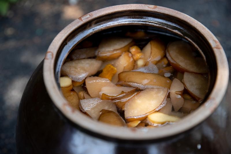 The main ingredients of leegangju are pear, ginger, tumeric and cinnamon.