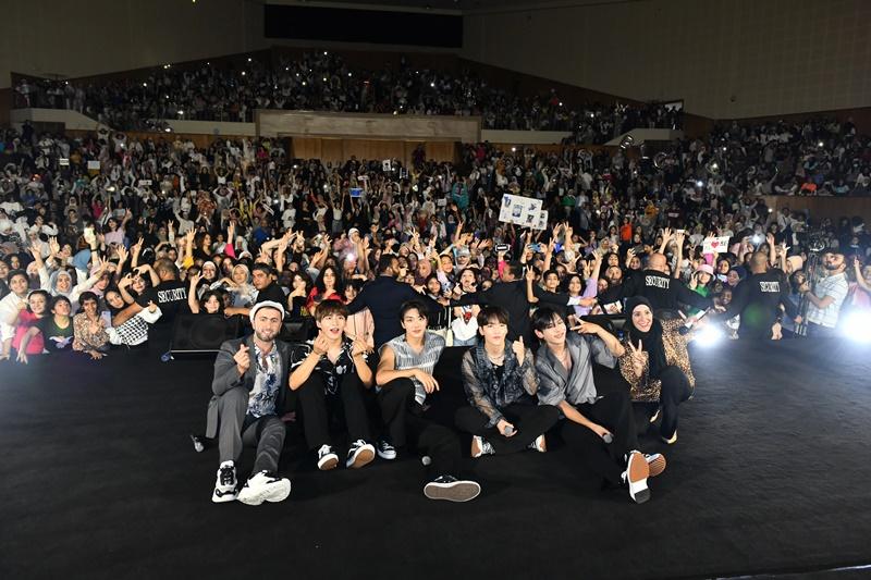 The K-boy band B.I.G on Aug. 6 takes a commemorative photo with fans at the Cultural Palace in the Jordanian capital of Amman, the site of 