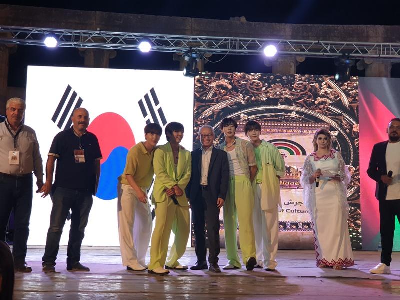 Korean Ambassador to Jordan Lee Jae-wan (fifth from left) and B.I.G on Aug. 5 take a commemorative photo at the Jerash Festival in the northern Jordanian city of Jerash.