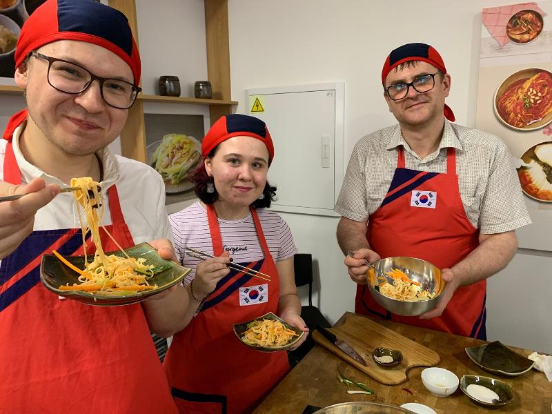 The third annual Korean Food Video Contest began on Aug. 22 and runs through Sept. 30. The photo shows a master class on Korean cuisine for food influencers hosted by the Korean Cultural Center (KCC) in Moscow, Russia, as part of a project to promote Korean food from July to August this year. (KCC in Moscow) 