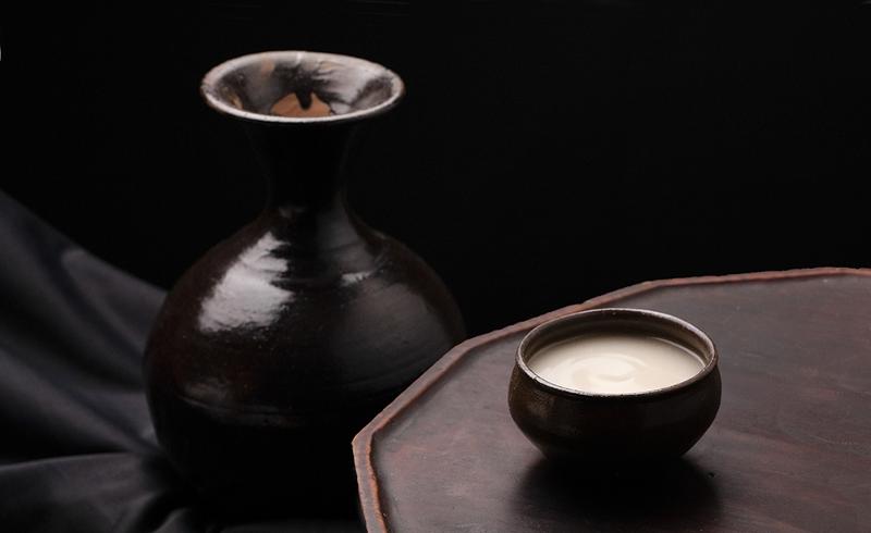 Among drinks classified as takju (cloudy alcohol), makgeolli (rice wine) has the lowest alcohol by volume.