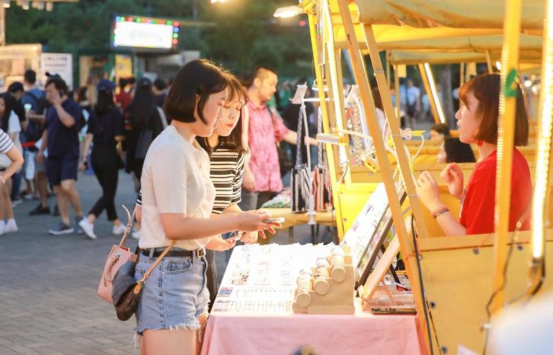 People at the 2019 Hangang Moon Light Market stop by the many booths at the event.