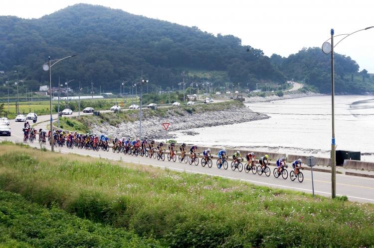 This scene is from the Tour de DMZ: 2019 International Road Cycling Tour. (Korea Cycling Federation)