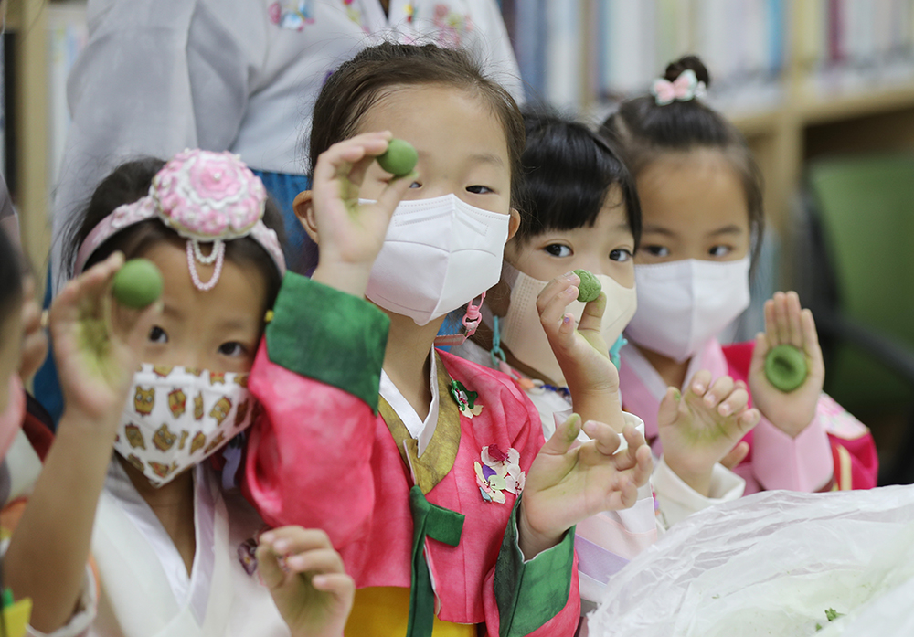About a week before Chuseok (Korean Thanksgiving), Hanbok-clad preschoolers on the morning of Sept. 1 make songpyeon (half-moon rice cakes) at a community center in the Yangsan-dong neighborhood of Gwangju's Buk-gu District.