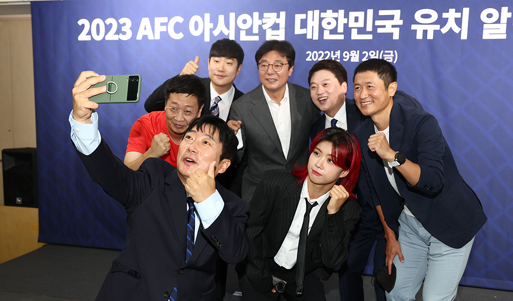On the 2nd, ambassadors are taking commemorative photos at the launching ceremony of the 2023 AFC Asian Cup Korea's opening bid at the soccer center in Jongno-gu, Seoul.