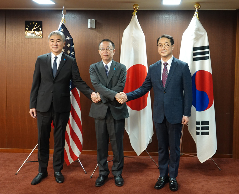 Kim Gunn (right), special representative for Korean Peninsula peace and security affairs, on Sept. 7 poses for a photo with Sung Kim (left), 