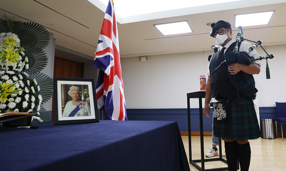 A person clad in a traditional British costume on the morning of Sept. 13 pays his respects to the late Queen Elizabeth II at a wake held at the British Embassy in Seoul's Jung-gu District.