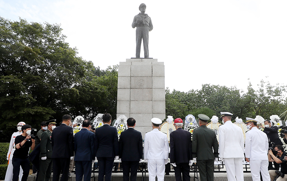 On the morning of Sept. 15, the 72nd anniversary of the Incheon landing during the Korean War, war veterans and related figures place wreaths in front of U.S. Gen. Douglas MacArthur's statue at Freedom Park in Incheon's Jung-gu District. With the code name Operation Chromite, the famous military operation in 1950 was conducted by Allied forces from the Republic of Korea and the United Nations under the command of Gen. MacArthur in Incheon, which was occupied at the time by the North Korean People's Army.