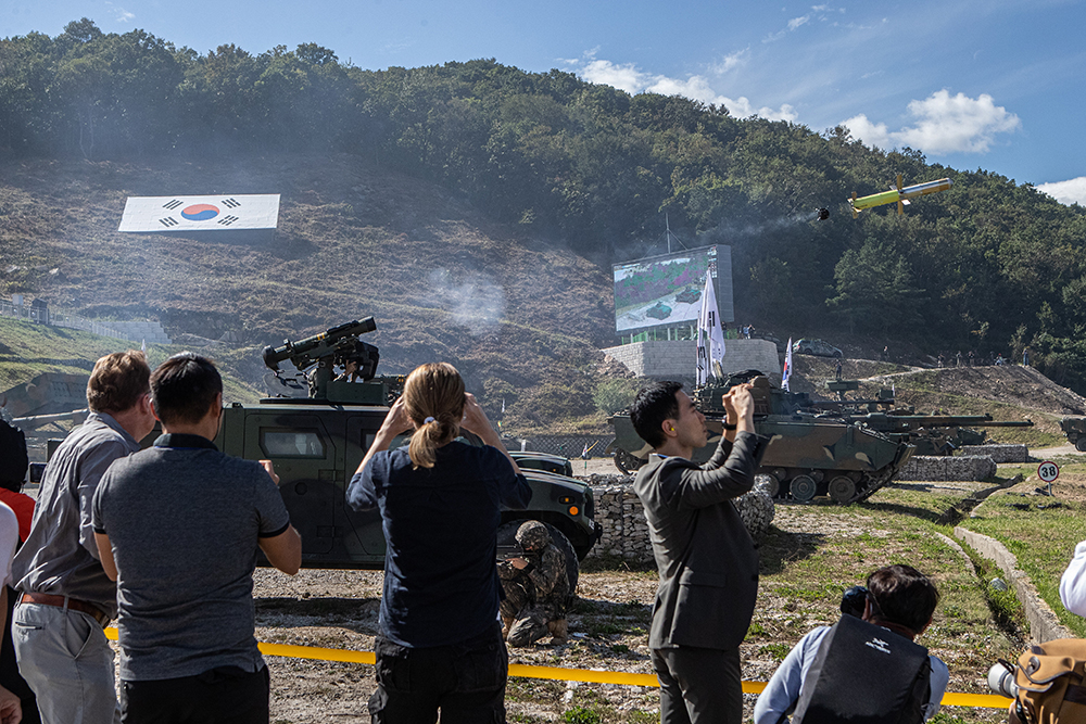 The anti-tank guided missile AT-1K Raybolt (Hyeongung in Korean) on Sept. 20 flies with reporters watching at a live maneuvering fire demonstration before the Defense and Security Expo Korea held at the Seungjin Firing Training Field in Pocheon, Gyeonggi-do Province. 