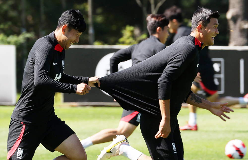 Tottenham Spurs striker Song Heung-min (left) and SSC Napoli (Italy) central defender Kim Min-jae of the men's national soccer team on the morning of Sept. 21 train at the National Football Center in Paju, Gyeonggi-do Province.