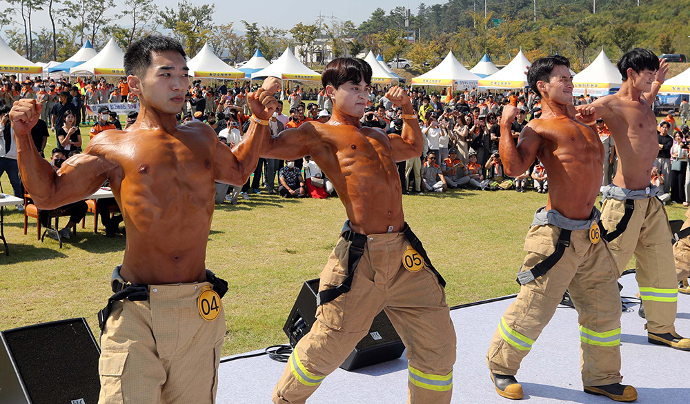 Competitors on Sept. 27 flex their muscles at a momjang (hot body) contest at the 35th National Firefighter Skills Competition held at the main firefighting academy of Gongju, Chungcheongnam-do Province.
