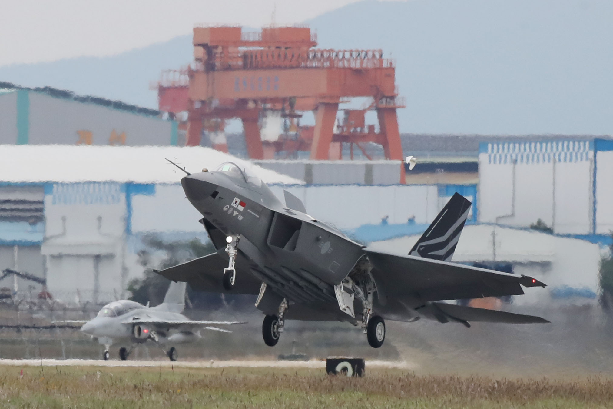 The domestically developed fighter jet KF-21 Boramae on Sept. 28 takes off from the runway of the 3rd Flying Training Wing at Sacheon Air Base in Sacheon, Gyeongsangnam-do Province on Sept. 28.