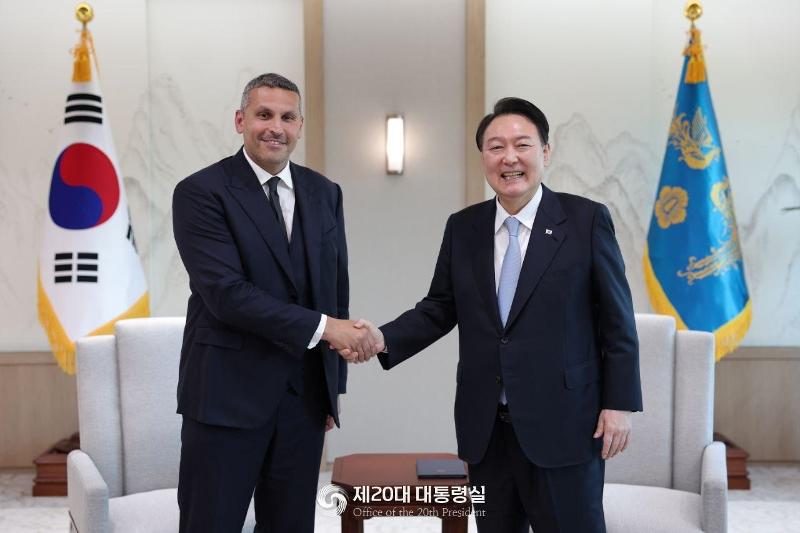 President Yoon Suk Yeol on Sept. 1 poses for photos with Khaldoon Khalifa Al Mubarak, chairman of the Executive Affairs Authority of Abu Dhabi and a special envoy of United Arab Emirates President Mohamed bin Zayed Al Nahyan at the presidential office in Seoul's Yongsan-gu District. (Office of the 20th President)